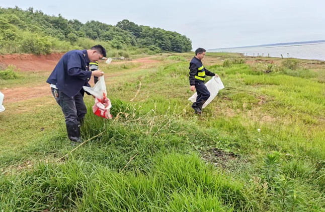 万户镇人大代表积极参与农药包装废弃物污染防治 （杨俊 摄）