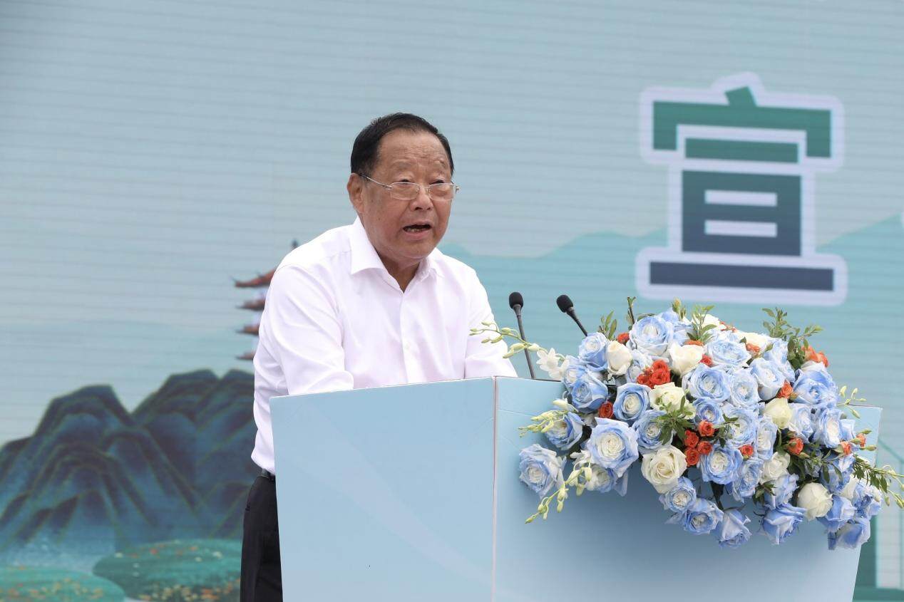 第十二届全国政协副主席、农工党第十五届中央常务副主席刘晓峰现场宣布大会开幕（高云良 摄）